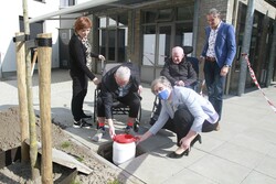 Laverhof begraaft toekomstwensen in nieuwe binnentuin Mgr. Bekkershuis