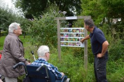 Stichting Vrienden van Cunera | De Bongerd doneert nieuw vlinderbord Vlindertuin
