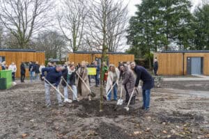 Samen planten van bomen bij Laverhof voor duurzame zorg en groene omgeving.