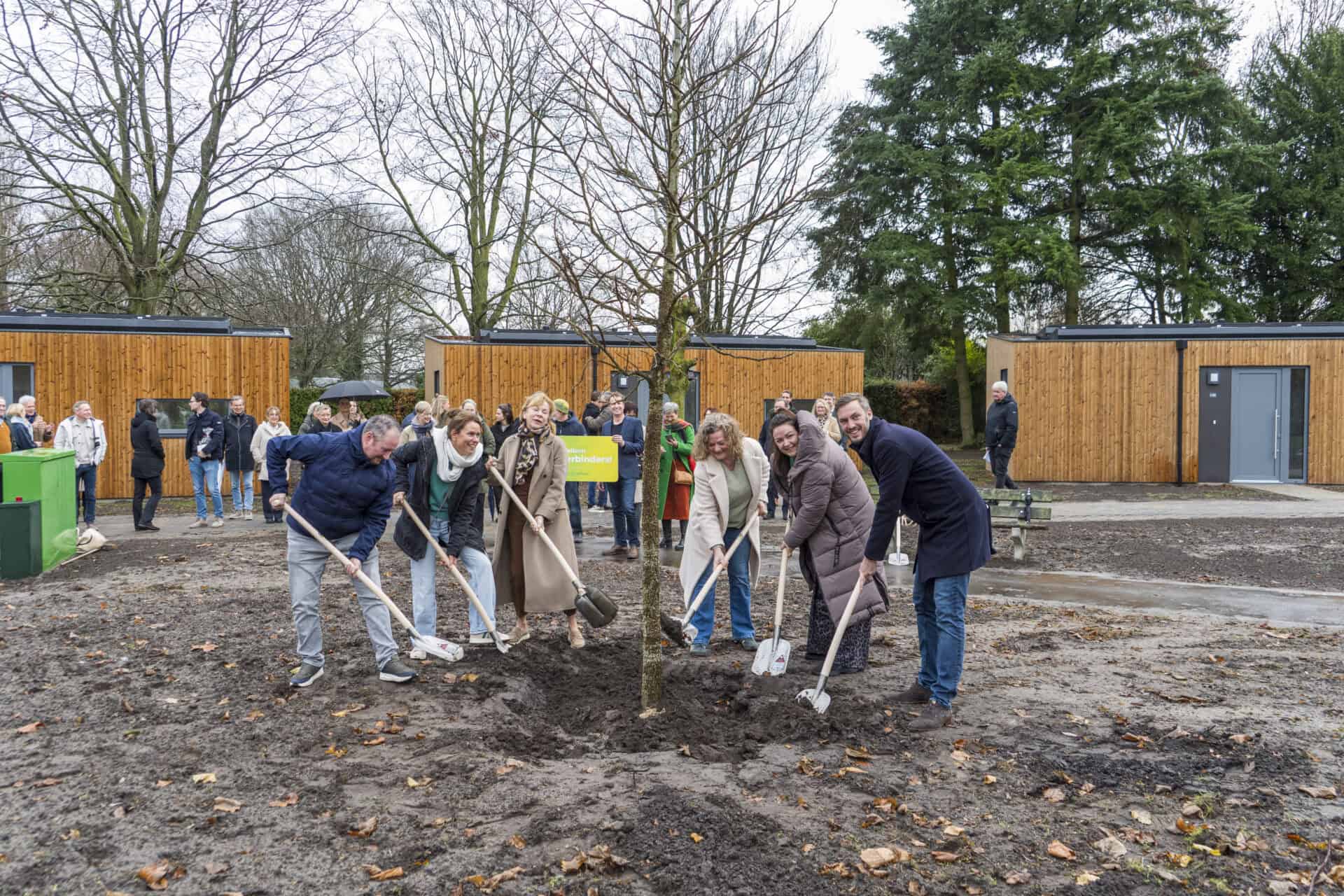 Samen planten van bomen bij Laverhof voor duurzame zorg en groene omgeving.