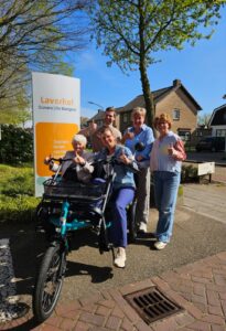 Nieuwe duofiets brengt bewoners Cunera | De Bongerd in beweging én dichter bij elkaar